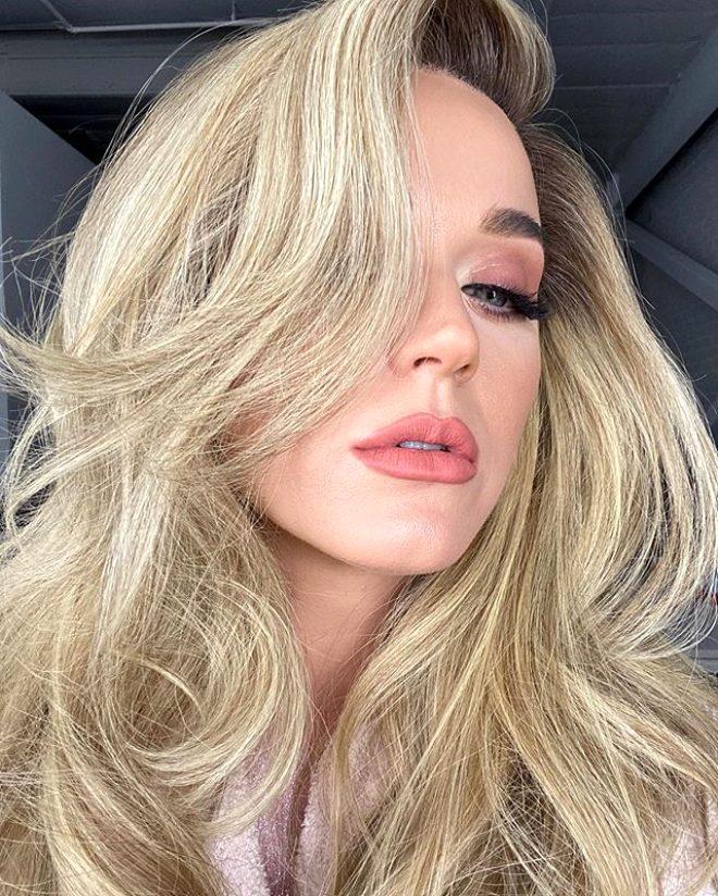 Yıldız şarkıcı Katy Perry, program çekimi sırasında bir anda yere yığıldı