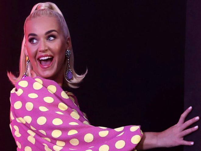 Yıldız şarkıcı Katy Perry, program çekimi sırasında bir anda yere yığıldı