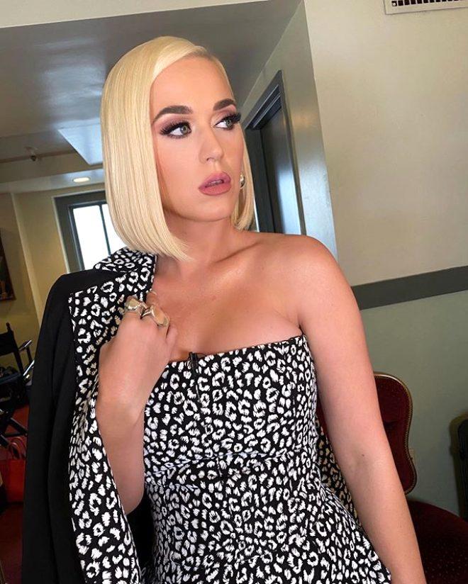 Yıldız şarkıcı Katy Perry, program çekimi sırasında bir anda yere yığıldı