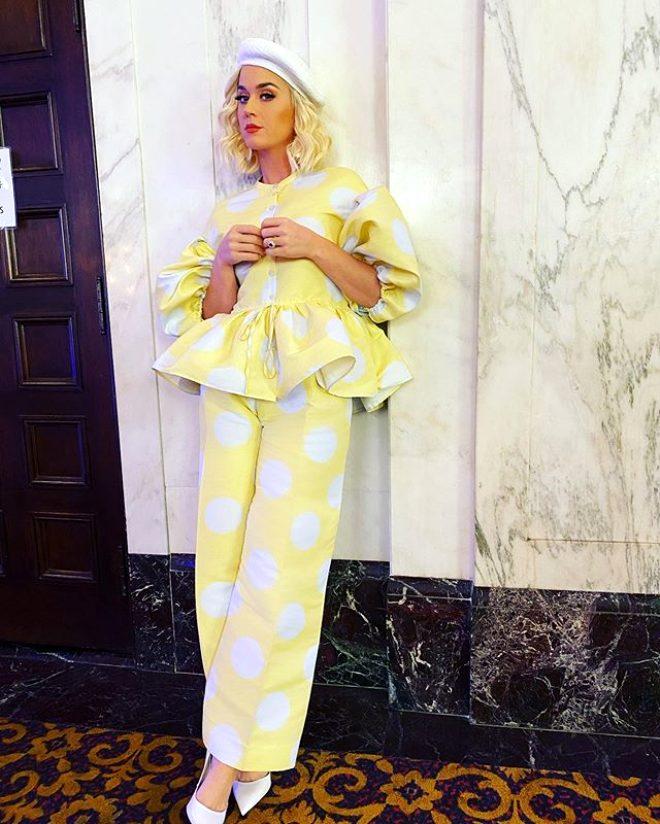 Yıldız şarkıcı Katy Perry, program çekimi sırasında bir anda yere yığıldı