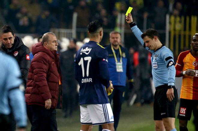 Derbide hezimeti yaşayan Fenerbahçeli taraftarlar hüngür hüngür ağlayıp, sandalyeleri sahaya fırlattı!