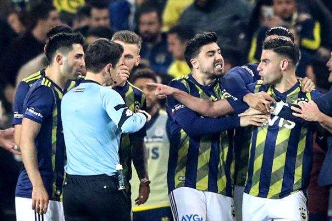 Derbide hezimeti yaşayan Fenerbahçeli taraftarlar hüngür hüngür ağlayıp, sandalyeleri sahaya fırlattı!