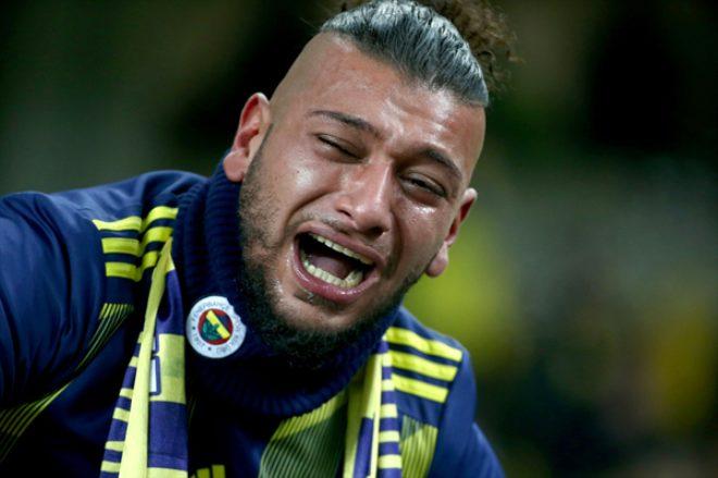 Derbide hezimeti yaşayan Fenerbahçeli taraftarlar hüngür hüngür ağlayıp, sandalyeleri sahaya fırlattı!