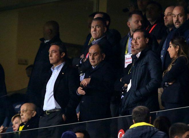 Derbide hezimeti yaşayan Fenerbahçeli taraftarlar hüngür hüngür ağlayıp, sandalyeleri sahaya fırlattı!