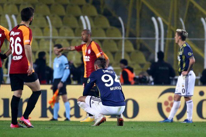 Derbide hezimeti yaşayan Fenerbahçeli taraftarlar hüngür hüngür ağlayıp, sandalyeleri sahaya fırlattı!