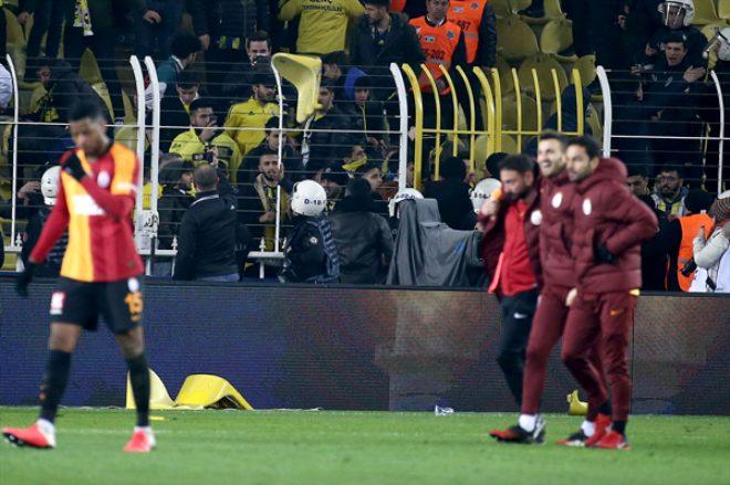Derbide hezimeti yaşayan Fenerbahçeli taraftarlar hüngür hüngür ağlayıp, sandalyeleri sahaya fırlattı!