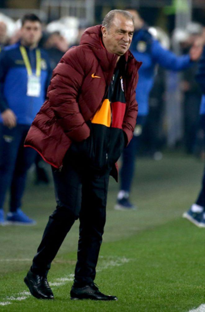 Derbide hezimeti yaşayan Fenerbahçeli taraftarlar hüngür hüngür ağlayıp, sandalyeleri sahaya fırlattı!