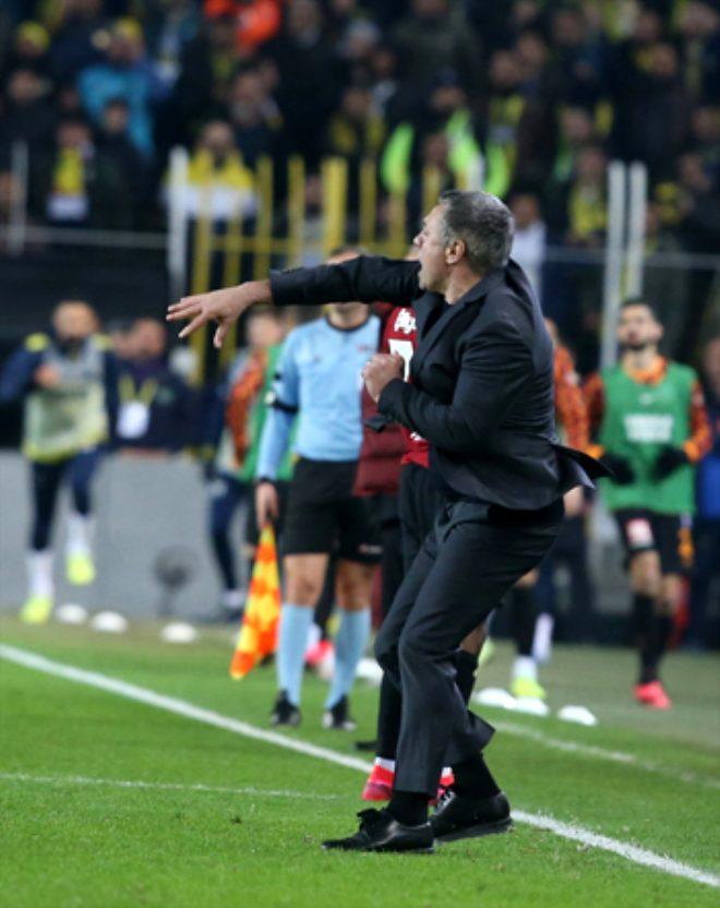 Derbide hezimeti yaşayan Fenerbahçeli taraftarlar hüngür hüngür ağlayıp, sandalyeleri sahaya fırlattı!