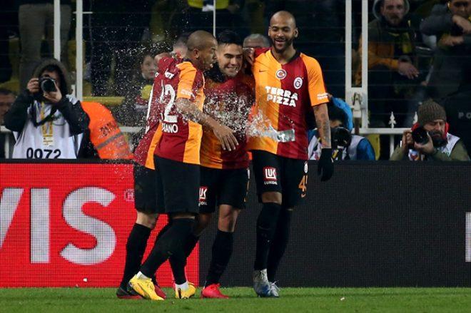 Derbide hezimeti yaşayan Fenerbahçeli taraftarlar hüngür hüngür ağlayıp, sandalyeleri sahaya fırlattı!