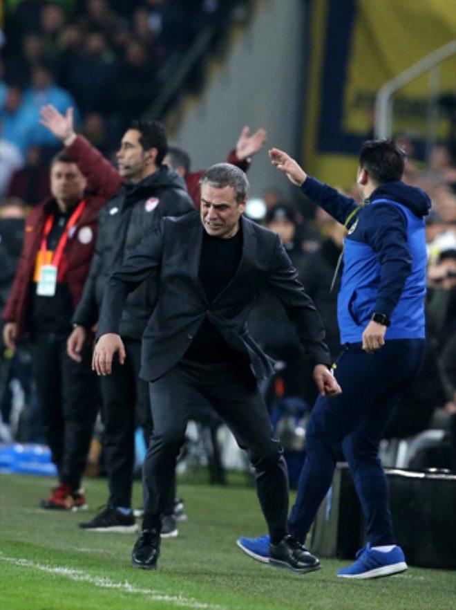 Derbide hezimeti yaşayan Fenerbahçeli taraftarlar hüngür hüngür ağlayıp, sandalyeleri sahaya fırlattı!