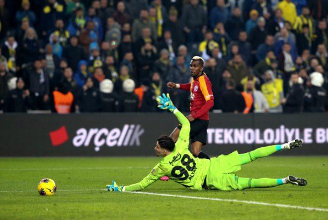 Derbide hezimeti yaşayan Fenerbahçeli taraftarlar hüngür hüngür ağlayıp, sandalyeleri sahaya fırlattı!