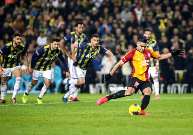 Derbide hezimeti yaşayan Fenerbahçeli taraftarlar hüngür hüngür ağlayıp, sandalyeleri sahaya fırlattı!