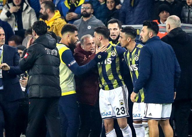 Derbide hezimeti yaşayan Fenerbahçeli taraftarlar hüngür hüngür ağlayıp, sandalyeleri sahaya fırlattı!