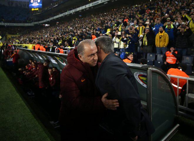 Derbide hezimeti yaşayan Fenerbahçeli taraftarlar hüngür hüngür ağlayıp, sandalyeleri sahaya fırlattı!