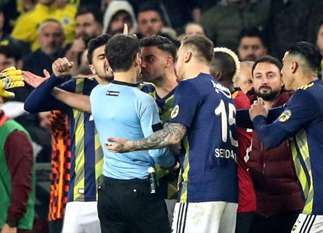 Derbide hezimeti yaşayan Fenerbahçeli taraftarlar hüngür hüngür ağlayıp, sandalyeleri sahaya fırlattı!