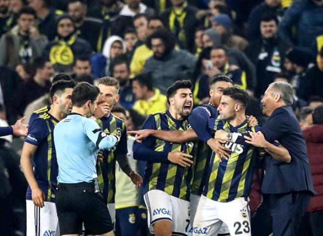 Derbide hezimeti yaşayan Fenerbahçeli taraftarlar hüngür hüngür ağlayıp, sandalyeleri sahaya fırlattı!