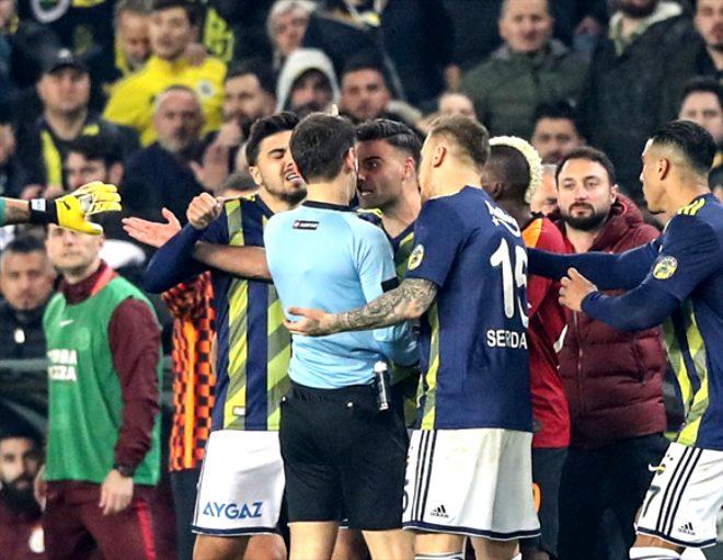 Derbide hezimeti yaşayan Fenerbahçeli taraftarlar hüngür hüngür ağlayıp, sandalyeleri sahaya fırlattı!