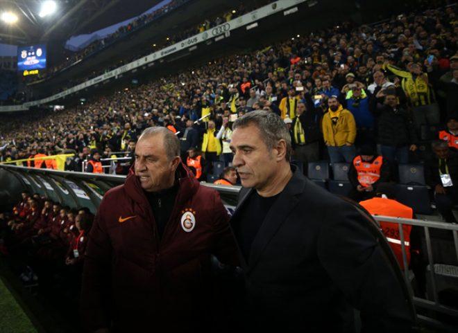 Derbide hezimeti yaşayan Fenerbahçeli taraftarlar hüngür hüngür ağlayıp, sandalyeleri sahaya fırlattı!