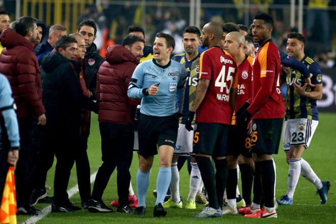Derbide hezimeti yaşayan Fenerbahçeli taraftarlar hüngür hüngür ağlayıp, sandalyeleri sahaya fırlattı!