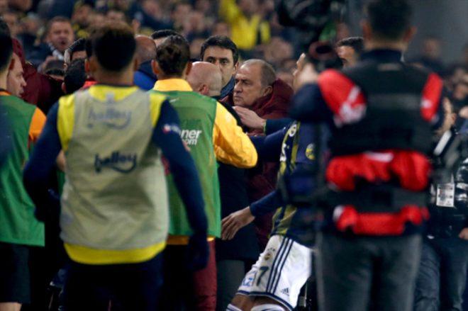 Derbide hezimeti yaşayan Fenerbahçeli taraftarlar hüngür hüngür ağlayıp, sandalyeleri sahaya fırlattı!