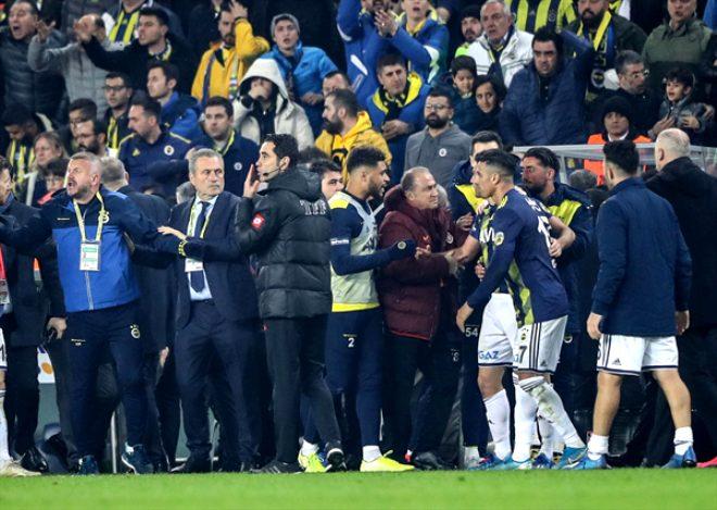Derbide hezimeti yaşayan Fenerbahçeli taraftarlar hüngür hüngür ağlayıp, sandalyeleri sahaya fırlattı!