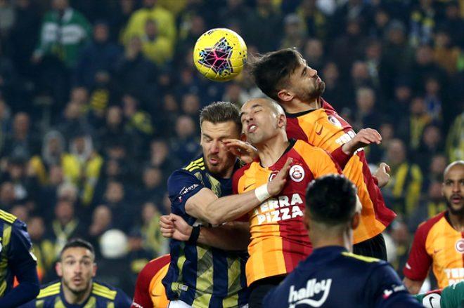Derbide hezimeti yaşayan Fenerbahçeli taraftarlar hüngür hüngür ağlayıp, sandalyeleri sahaya fırlattı!