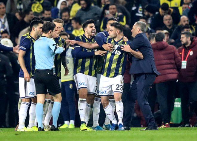 Derbide hezimeti yaşayan Fenerbahçeli taraftarlar hüngür hüngür ağlayıp, sandalyeleri sahaya fırlattı!