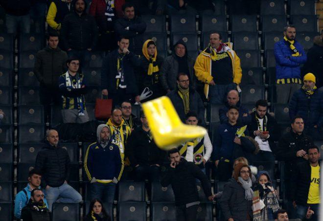 Derbide hezimeti yaşayan Fenerbahçeli taraftarlar hüngür hüngür ağlayıp, sandalyeleri sahaya fırlattı!