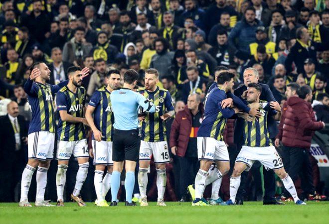 Derbide hezimeti yaşayan Fenerbahçeli taraftarlar hüngür hüngür ağlayıp, sandalyeleri sahaya fırlattı!