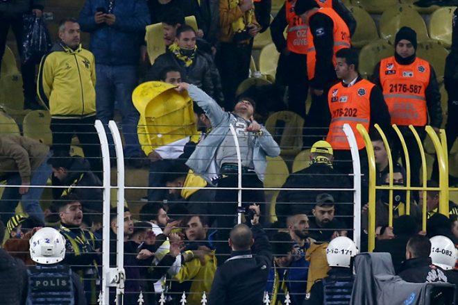 Derbide hezimeti yaşayan Fenerbahçeli taraftarlar hüngür hüngür ağlayıp, sandalyeleri sahaya fırlattı!