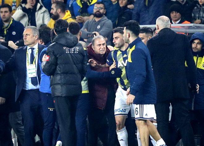 Derbide hezimeti yaşayan Fenerbahçeli taraftarlar hüngür hüngür ağlayıp, sandalyeleri sahaya fırlattı!