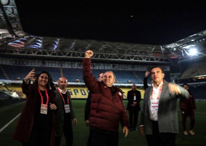 Derbide hezimeti yaşayan Fenerbahçeli taraftarlar hüngür hüngür ağlayıp, sandalyeleri sahaya fırlattı!