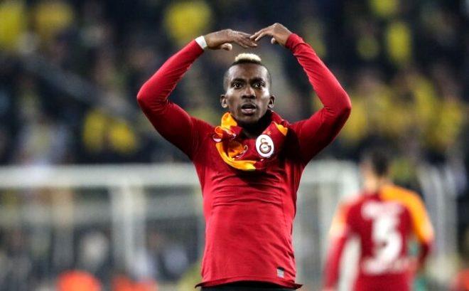 Derbide hezimeti yaşayan Fenerbahçeli taraftarlar hüngür hüngür ağlayıp, sandalyeleri sahaya fırlattı!