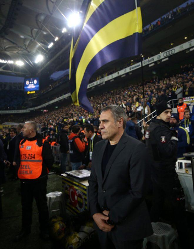 Derbide hezimeti yaşayan Fenerbahçeli taraftarlar hüngür hüngür ağlayıp, sandalyeleri sahaya fırlattı!