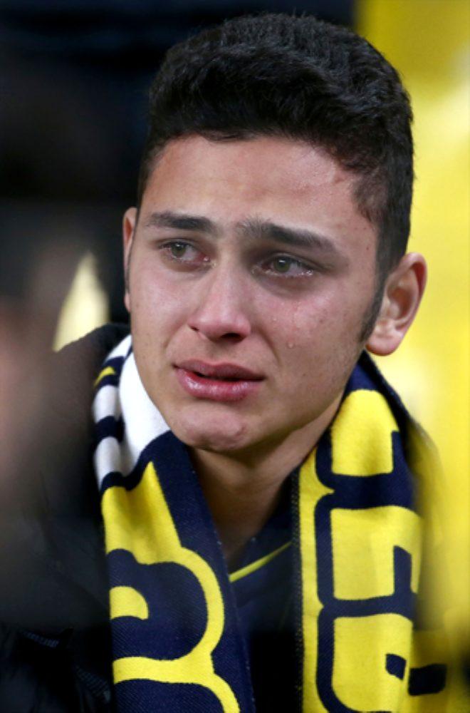 Derbide hezimeti yaşayan Fenerbahçeli taraftarlar hüngür hüngür ağlayıp, sandalyeleri sahaya fırlattı!