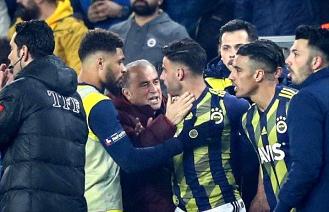 Derbide hezimeti yaşayan Fenerbahçeli taraftarlar hüngür hüngür ağlayıp, sandalyeleri sahaya fırlattı!