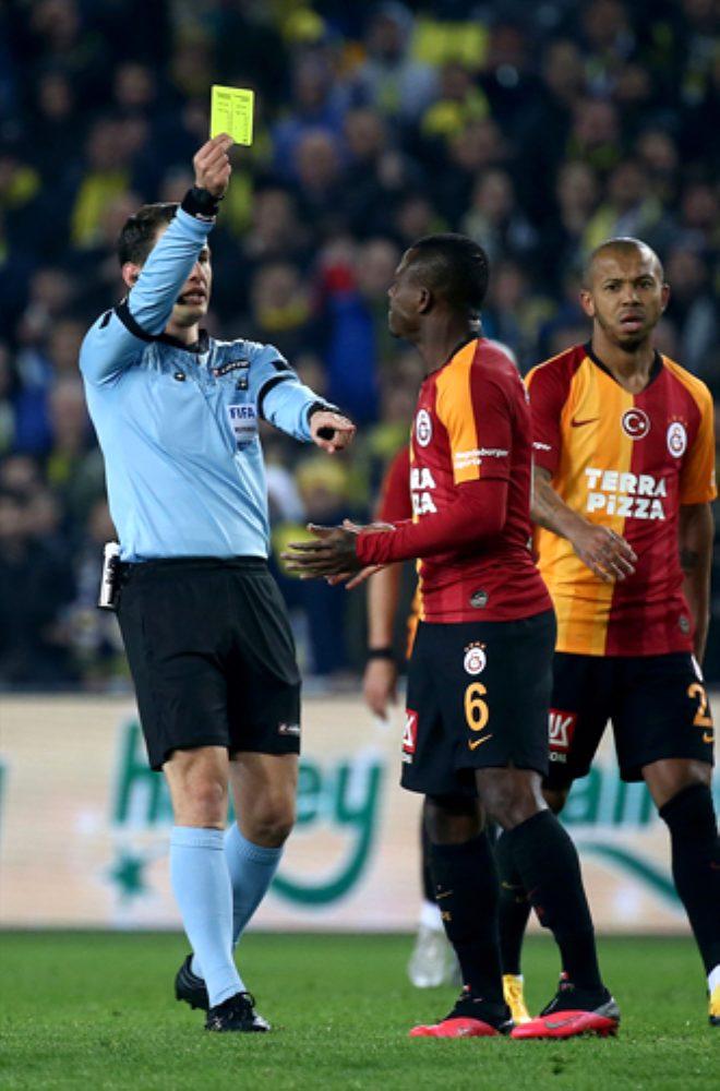 Derbide hezimeti yaşayan Fenerbahçeli taraftarlar hüngür hüngür ağlayıp, sandalyeleri sahaya fırlattı!