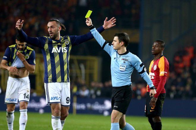 Derbide hezimeti yaşayan Fenerbahçeli taraftarlar hüngür hüngür ağlayıp, sandalyeleri sahaya fırlattı!