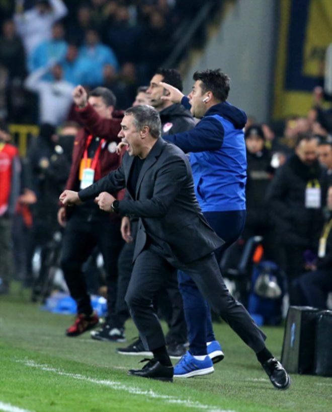 Derbide hezimeti yaşayan Fenerbahçeli taraftarlar hüngür hüngür ağlayıp, sandalyeleri sahaya fırlattı!