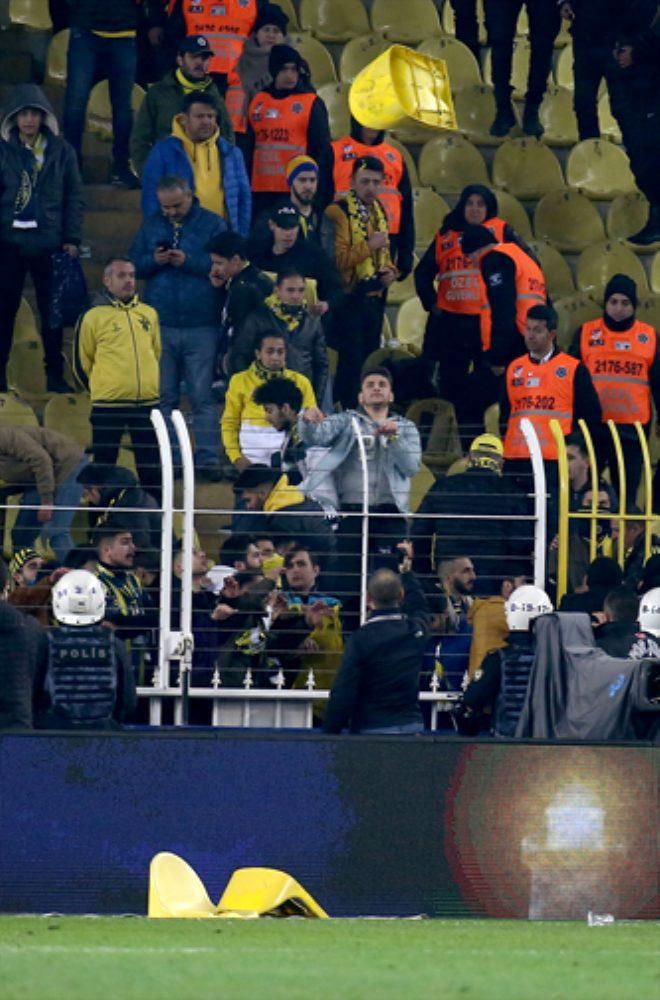 Derbide hezimeti yaşayan Fenerbahçeli taraftarlar hüngür hüngür ağlayıp, sandalyeleri sahaya fırlattı!