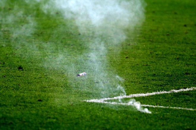 Derbide hezimeti yaşayan Fenerbahçeli taraftarlar hüngür hüngür ağlayıp, sandalyeleri sahaya fırlattı!