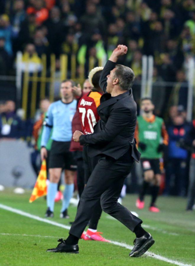 Derbide hezimeti yaşayan Fenerbahçeli taraftarlar hüngür hüngür ağlayıp, sandalyeleri sahaya fırlattı!