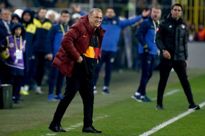 Derbide hezimeti yaşayan Fenerbahçeli taraftarlar hüngür hüngür ağlayıp, sandalyeleri sahaya fırlattı!
