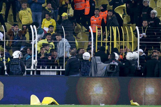 Derbide hezimeti yaşayan Fenerbahçeli taraftarlar hüngür hüngür ağlayıp, sandalyeleri sahaya fırlattı!