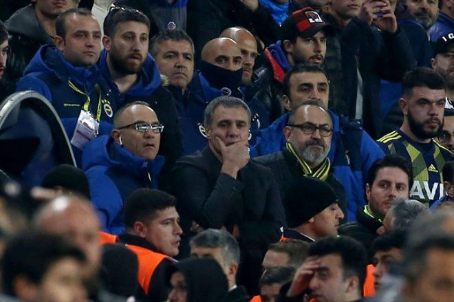Derbide hezimeti yaşayan Fenerbahçeli taraftarlar hüngür hüngür ağlayıp, sandalyeleri sahaya fırlattı!