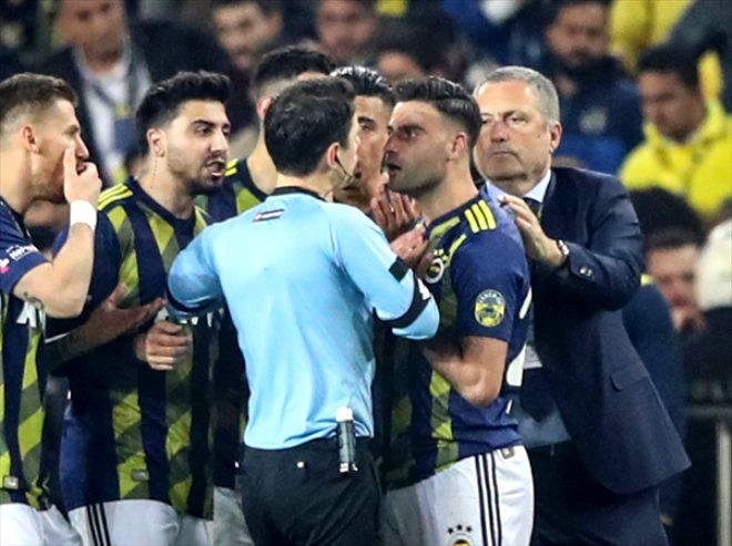 Derbide hezimeti yaşayan Fenerbahçeli taraftarlar hüngür hüngür ağlayıp, sandalyeleri sahaya fırlattı!