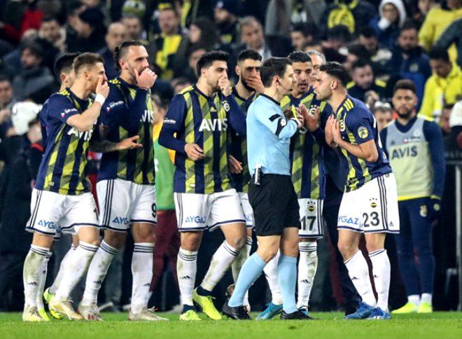 Derbide hezimeti yaşayan Fenerbahçeli taraftarlar hüngür hüngür ağlayıp, sandalyeleri sahaya fırlattı!