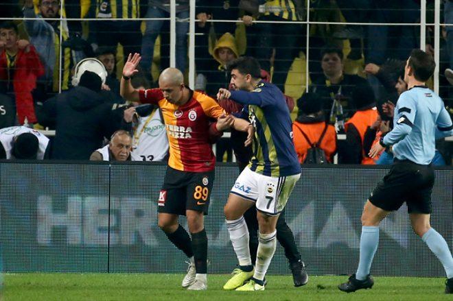 Derbide hezimeti yaşayan Fenerbahçeli taraftarlar hüngür hüngür ağlayıp, sandalyeleri sahaya fırlattı!