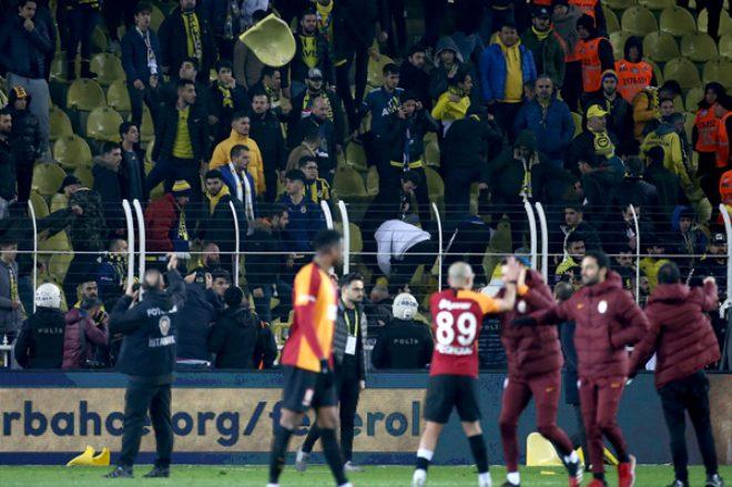 Derbide hezimeti yaşayan Fenerbahçeli taraftarlar hüngür hüngür ağlayıp, sandalyeleri sahaya fırlattı!