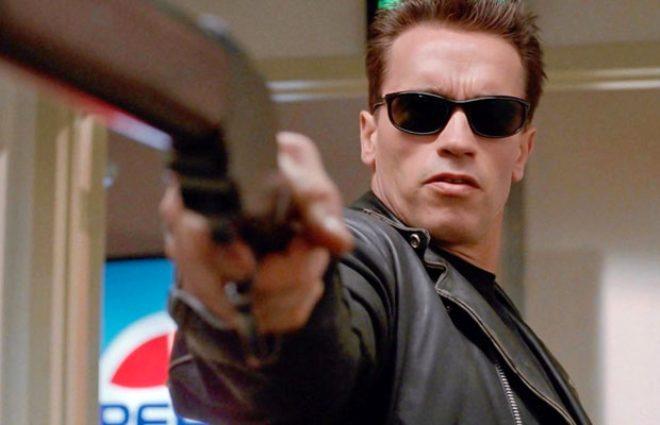 Efsane oyuncu Arnold Schwarzenegger eşeğini ofise getirdi